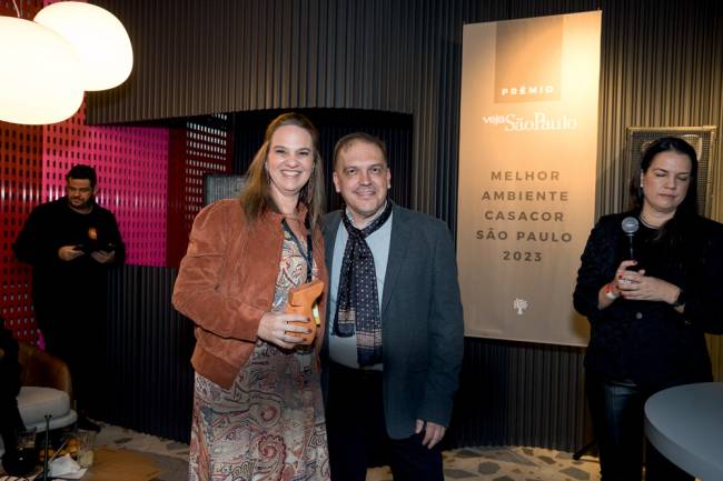 Isabella Nalon, com o prêmio de Melhor Ilha de Bem estar e Lounge, com o editor-sênior Arnaldo Lorençato