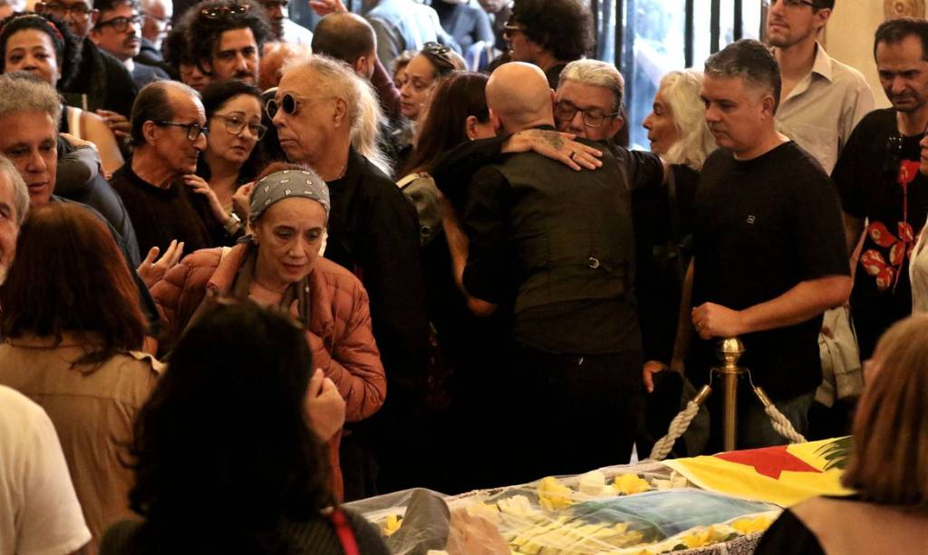 Amigos e fãs despedem-se de João Donato durante velório