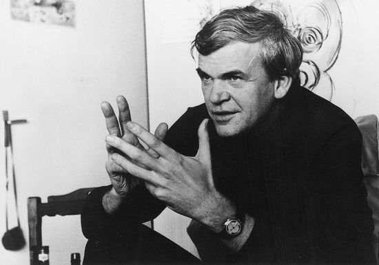 O escritor Milan Kundera
