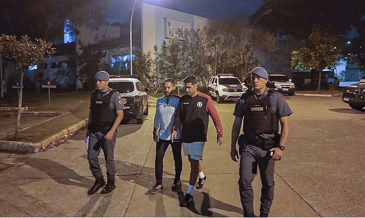 Sebastian Avellino Vargas sendo conduzido por policiais