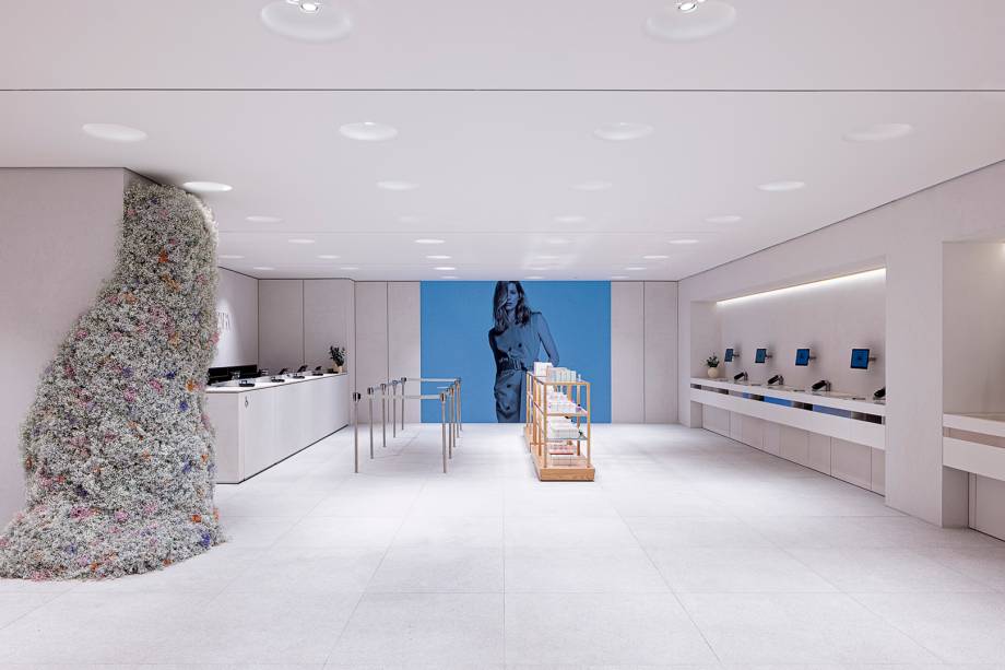Primeira Zara em Portugal reabre com novo conceito: lojas amplas e  tecnológicas - Hipersuper - Hipersuper