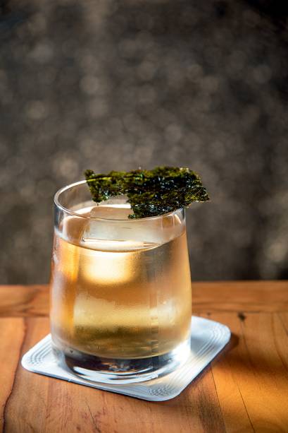 Santoryu cocktail: shochu de cevada com infusão com alga kombu, licor umeshu, jerez oloroso e bitter de cacau