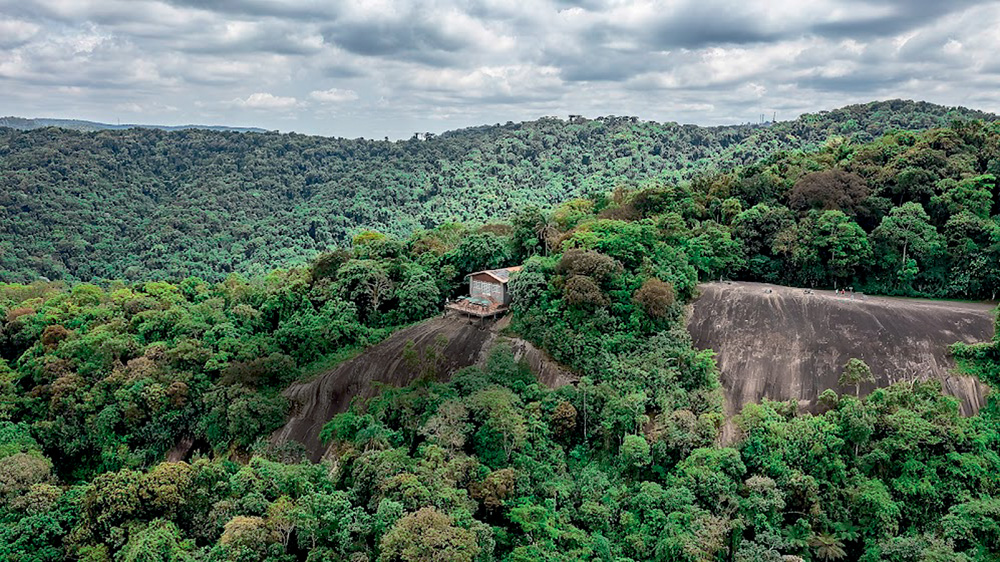 No alto: placas geram energia que abastece café ao lado do Mirante da Pedra Grande