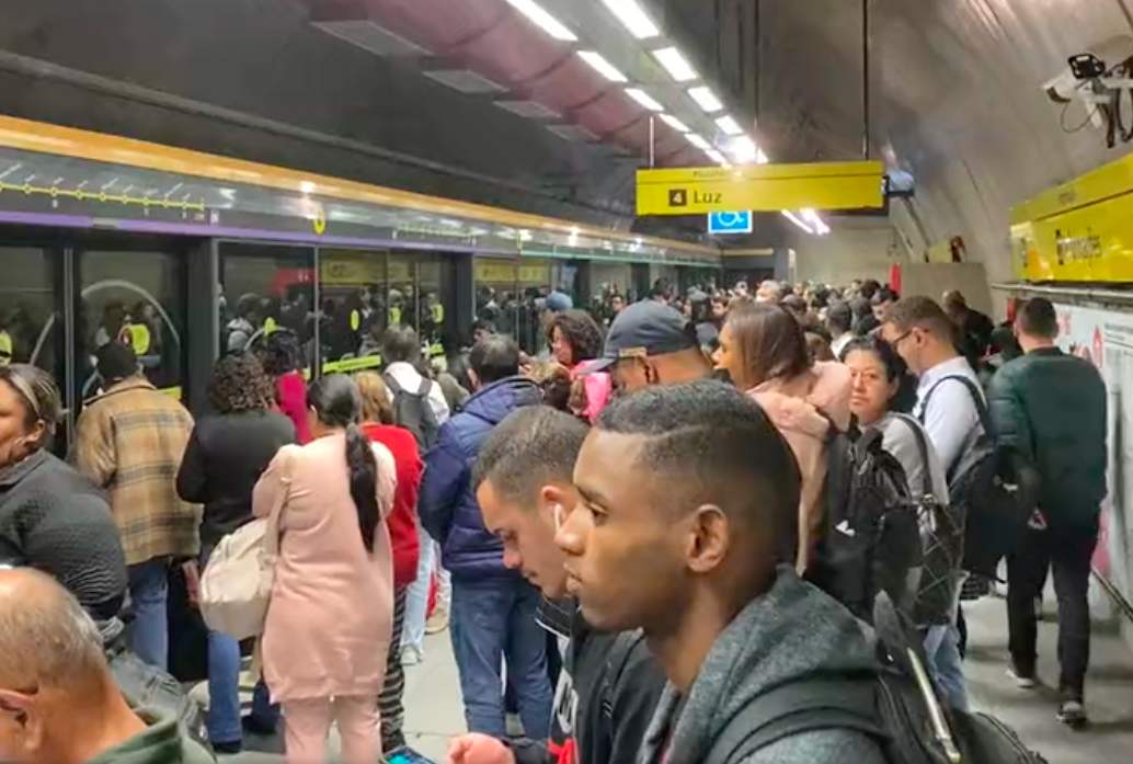 pessoas na plataforma do metrô