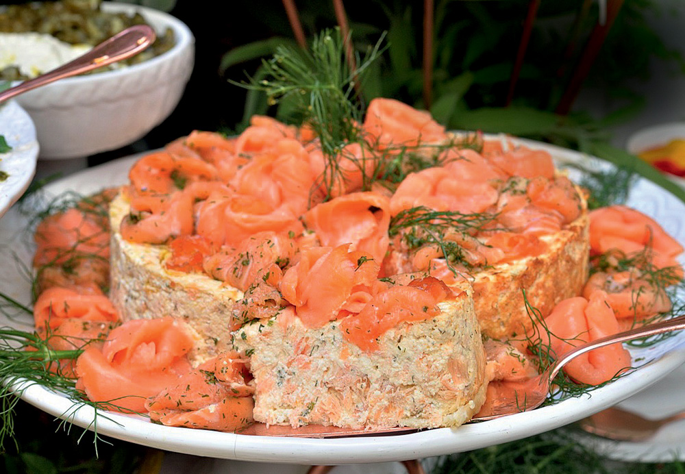 A imagem mostra um cheesecake de salmão em um prato branco.