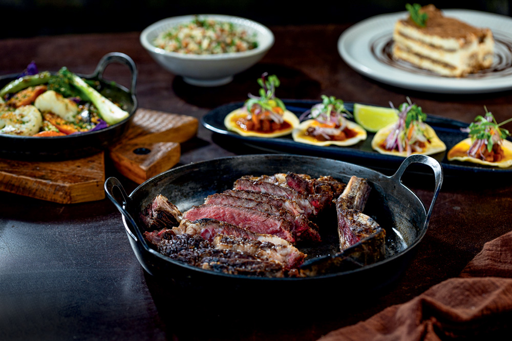 Panela de ferro com carne mal passada cortada dentro.