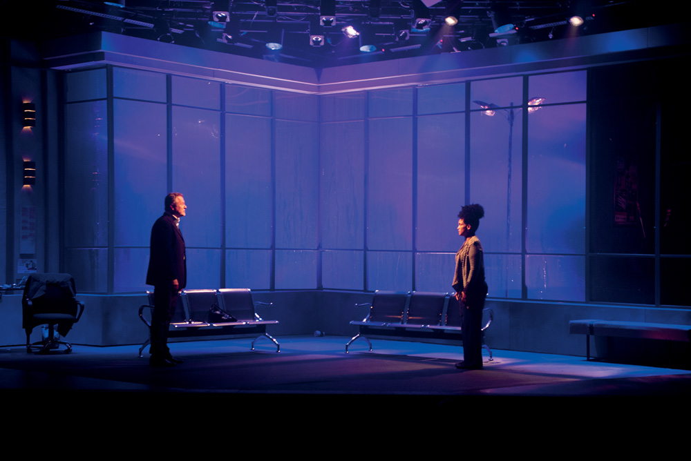 ‘O Incidente’: mulher negra e homem branco procuram filho em peça