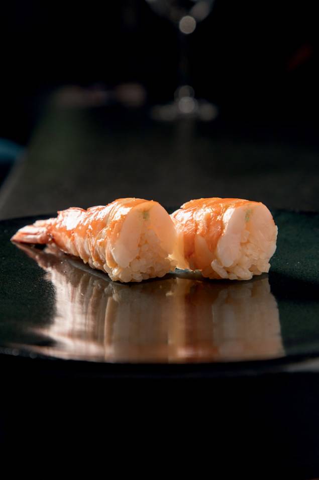 Sushi: com camarão-rosa cozido na hora