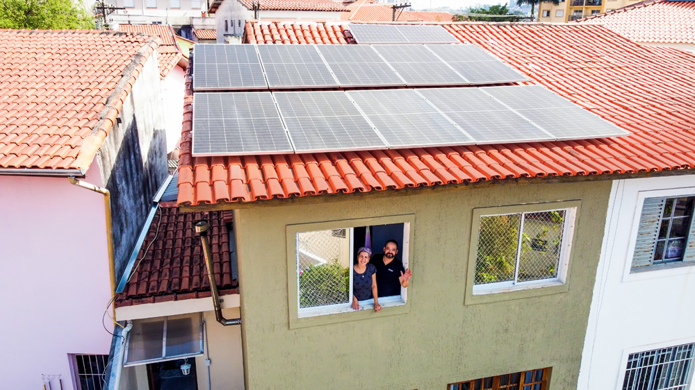 Luciene Fonseca e Alex Nóbrega: placas de captação sobre o teto do imóvel de três pavimentos