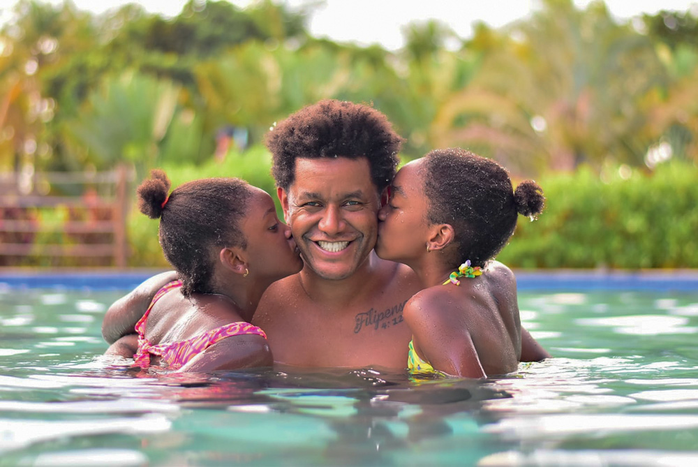 Me sinto abençoado por ser pai de duas meninas pretas