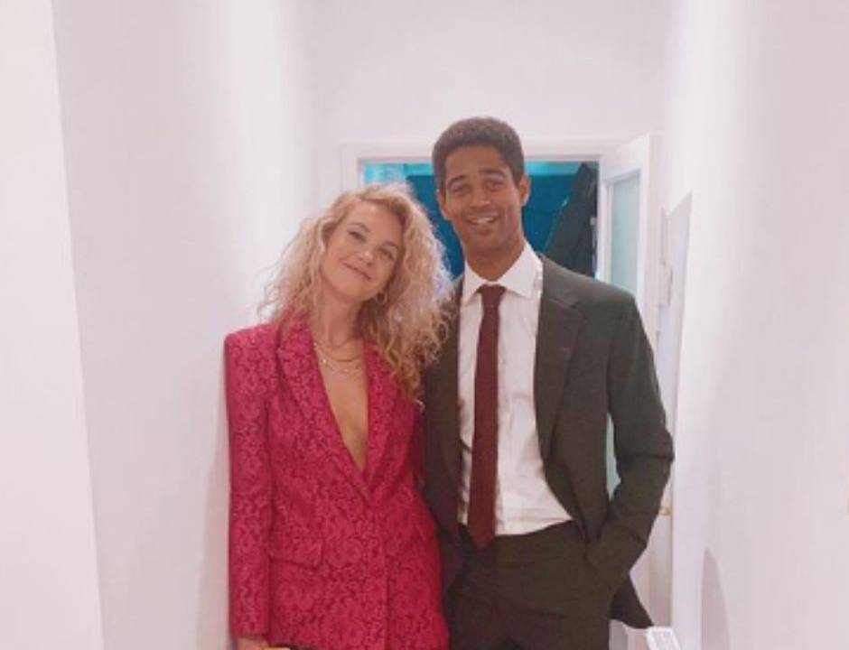 Alfred Enoch, que viveu o personagem Dino Thomas na franquia, e a noiva, Mona Godfrey