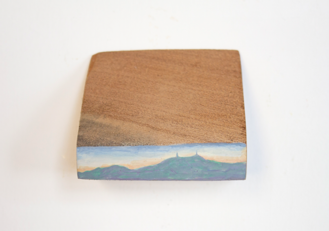 Imagem mostra pedaço de madeira com quina pintada com silhueta do Pico