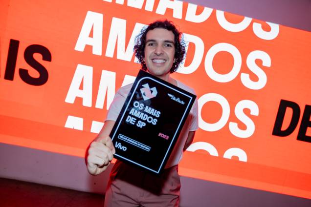 Felipe Dantas, consultor de branding da Vivo, recebe prêmio