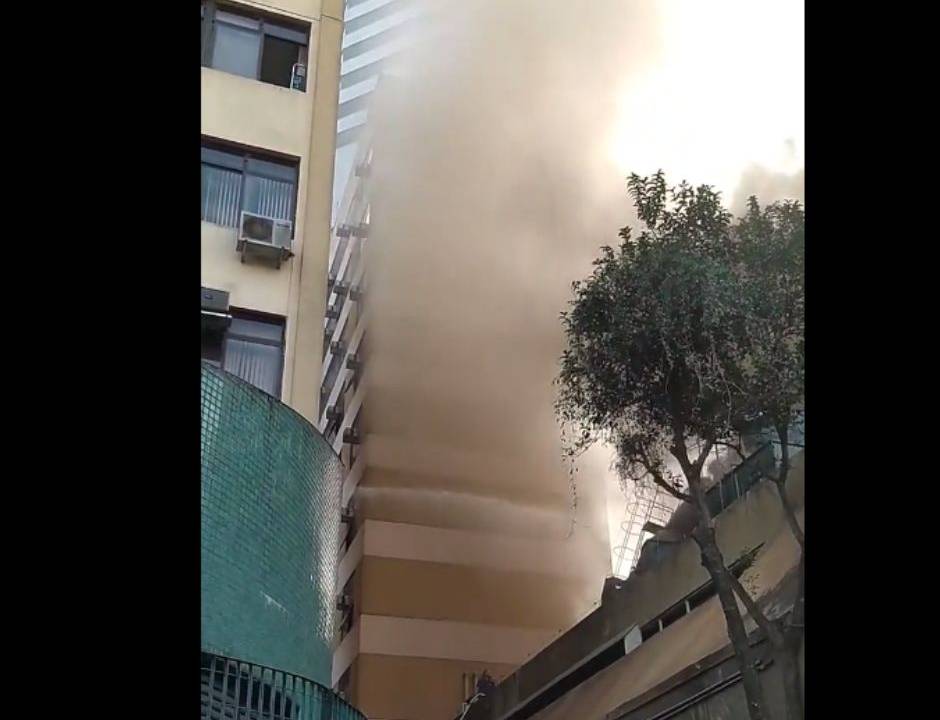 Fogo assustou pessoas que passavam nas imediações de complexo do hospital