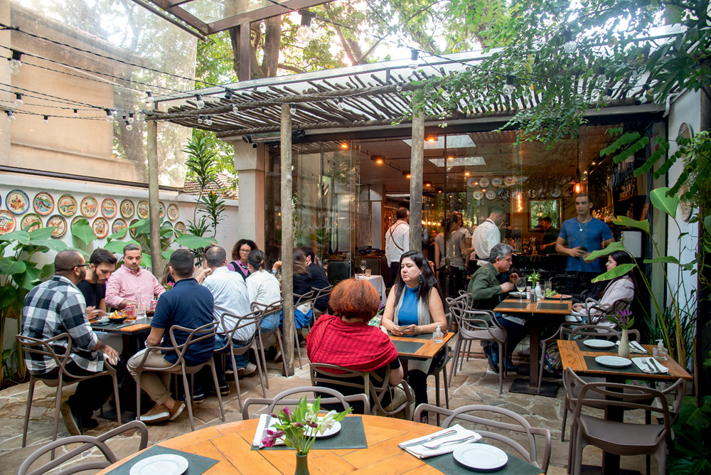 Salão ao ar livre e arborizado do restaurante Jacarandá