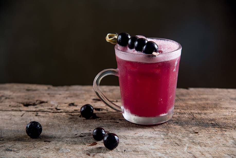 Jabuticabete: mix de cachaças, limão-taiti, xarope de jabuticaba e aquafaba Jabuticabete: mix de cachaças, limão-taiti, xarope de jabuticaba e aquafaba