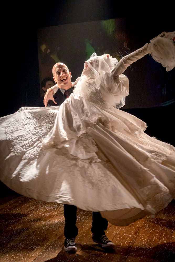 Mourão e Camila Felix (à frente): revezamento em cena em 'Vestido de Noiva'