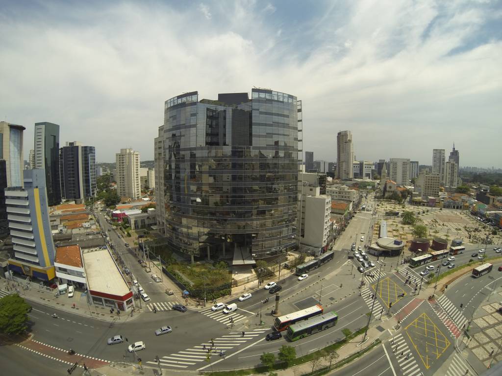 Visão aérea de grande prédio envolto por avenidas.