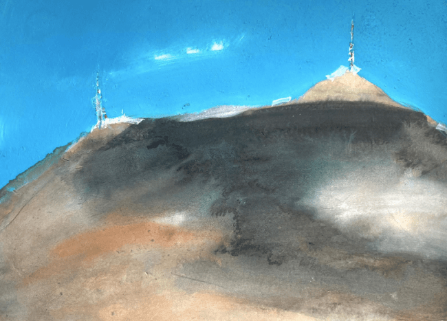 Silhueta do Pico do Jaraguá visto de baixo com céu azul ao fundo