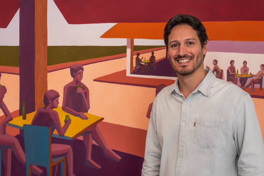 Artista paulistano assina coleção de bolsas bordadas em Paris