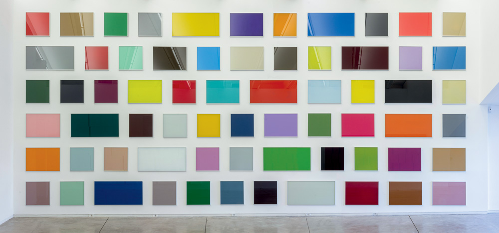 Artista resgata as cores utilizadas em 25 anos de carreira em nova mostra