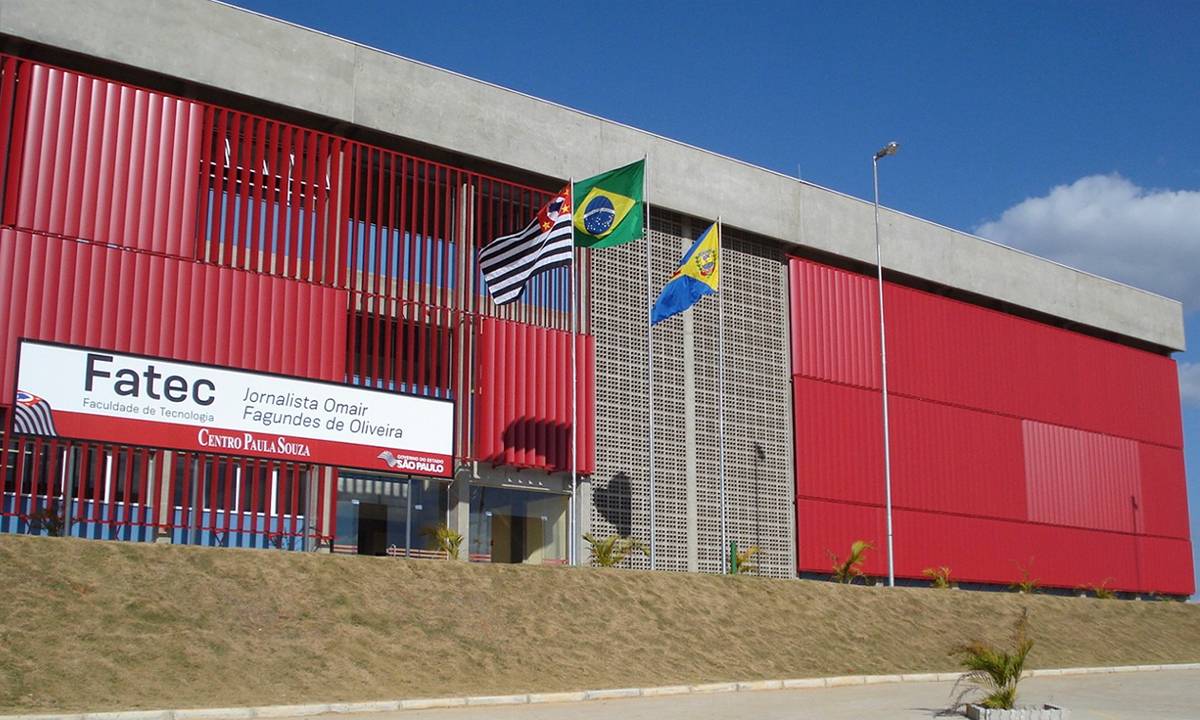 uma grande construção com grades