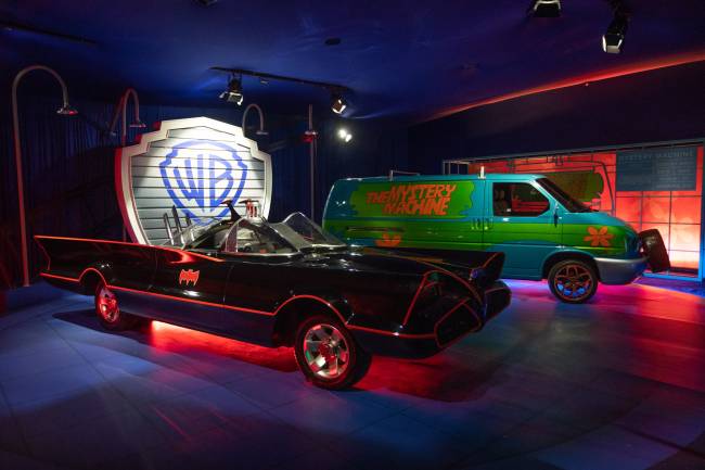 Carros do Batman e da equipe Scooby-Doo.