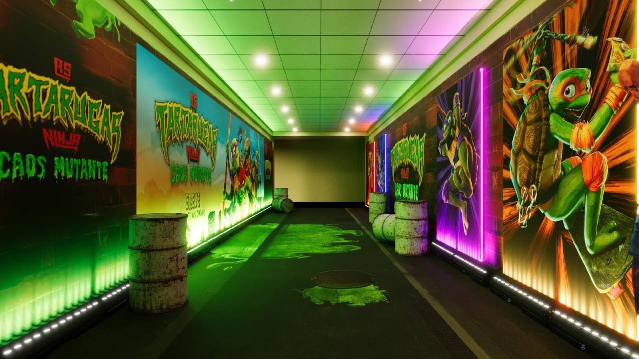 um corredor com fotos dos personagens do filme e luzes coloridas