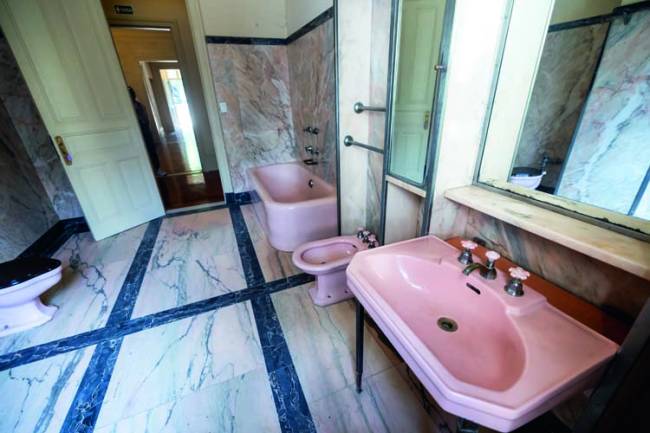 Banheiro rosa no primeiro andar da Casa das Rosas foi conservado de modo a ser exposto como acervo histórico.