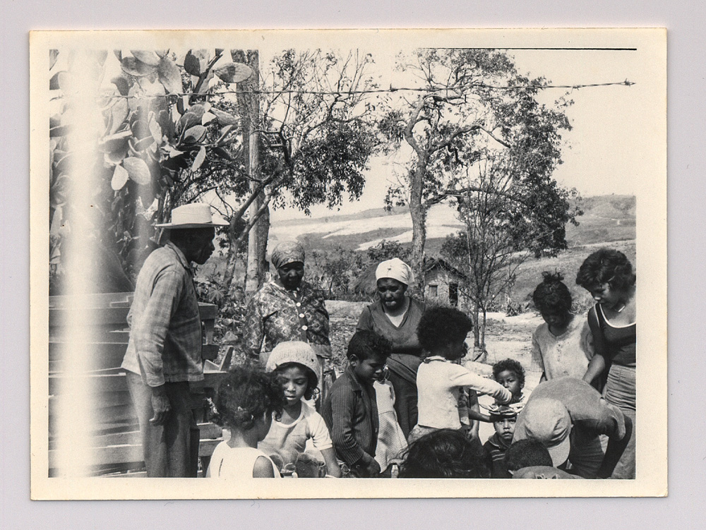 3 – Quilombo Cafundó (CEDAE – Centro de Documentação Cultural Alexandre Eulálio, Universidade Estadual de Campinas-Divulgação) (1) Foto em preto e branco exibe grupo de pessoas em zona rural.