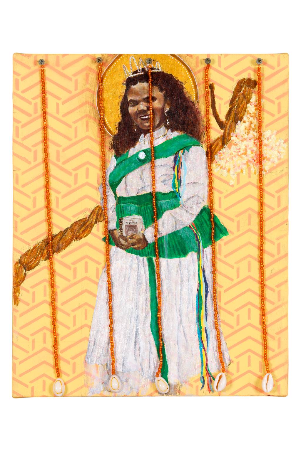 Pintura exibe mulher negra com roupa branca e verde. O fundo é laranja e à frente dela existem riscos amarronzados.