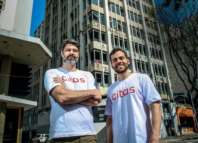 Parceria: Allan Ruiz (à esq.) e Arthur Mendes, da Citas, se associaram ao dono do Edifício Taquari para revitalização do prédio (ao fundo)