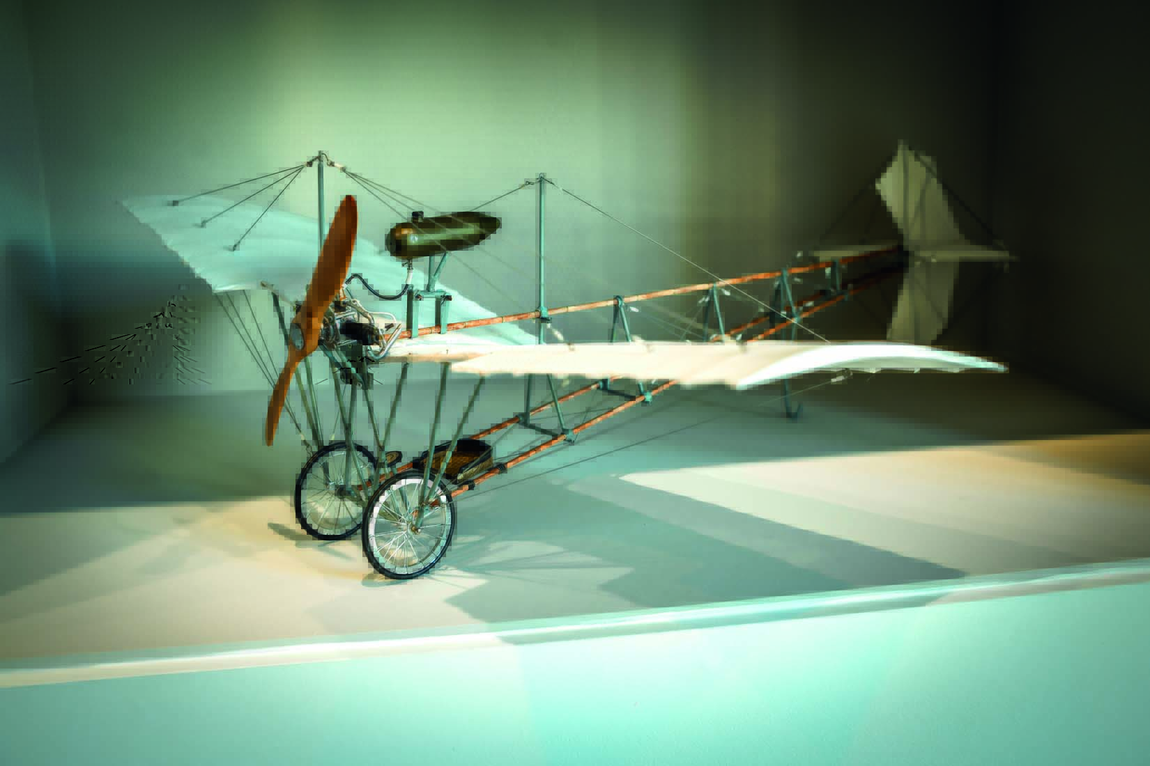 Azul apresenta avião temático para celebrar os 150 anos de Santos Dumont