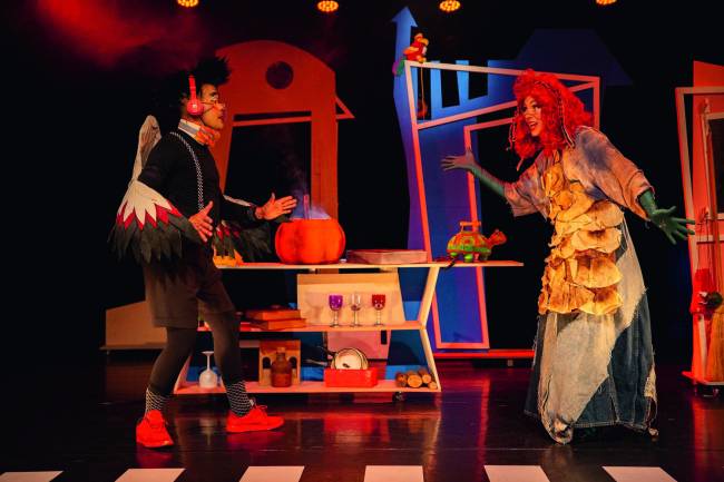 Bruxinha apaixonada é protagonista de peça no Teatro União Cultural