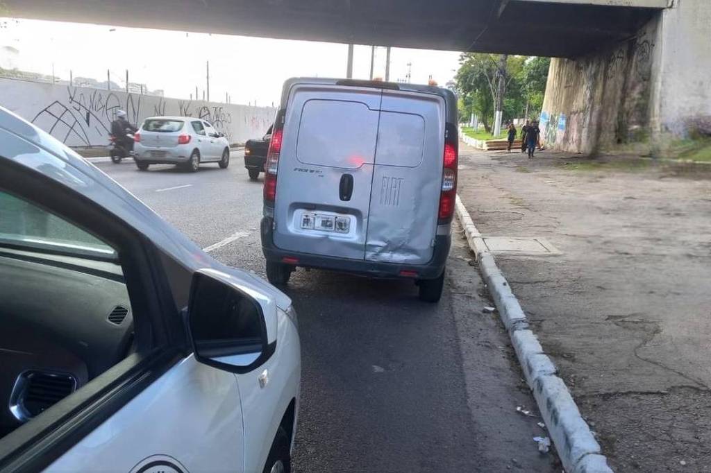 Foto da traseira de Fiat Fiorino parada em avenida.