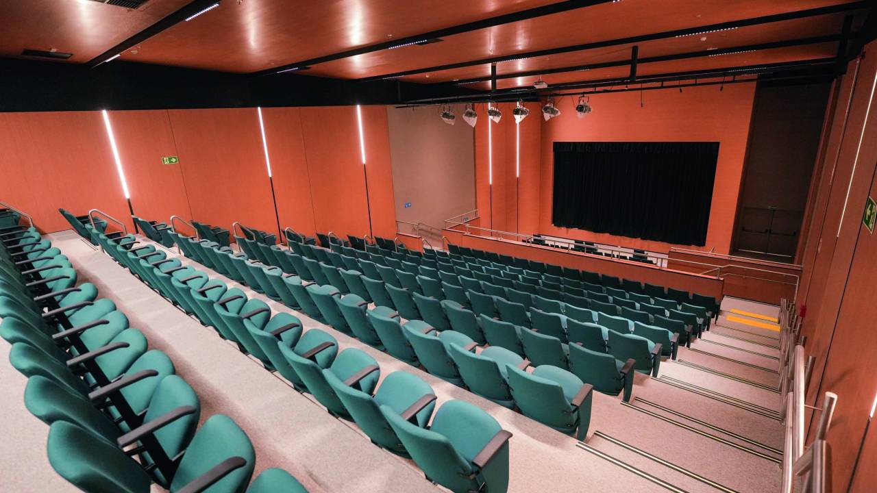 Visão interna do Teatro Santa Cruz: espaço para 250 pessoa