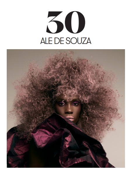 Capa de livro "30 - Ale de Souza" com mulher negra vestida em peça escura com tons roxos.
