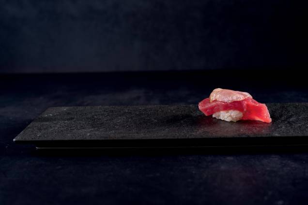 Atum com guanciale: sushi faz parte da degustação do Murakami