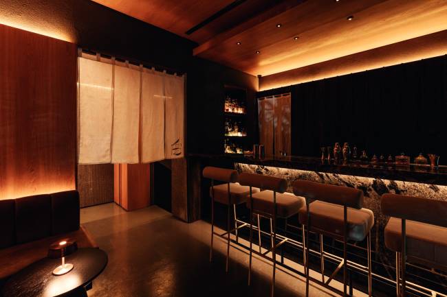 Shiro serve drinques e petiscos à japonesa em salão para dez pessoas