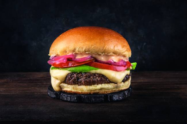 O t.t. burguer: sanduíche com nome da casa tem como base carne angus, picles de cebola-roxa e queijo meia cura