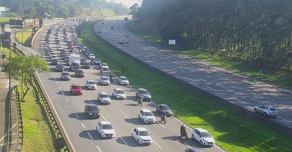 Onda de calor causa fluxo intenso de carros para litoral de SP