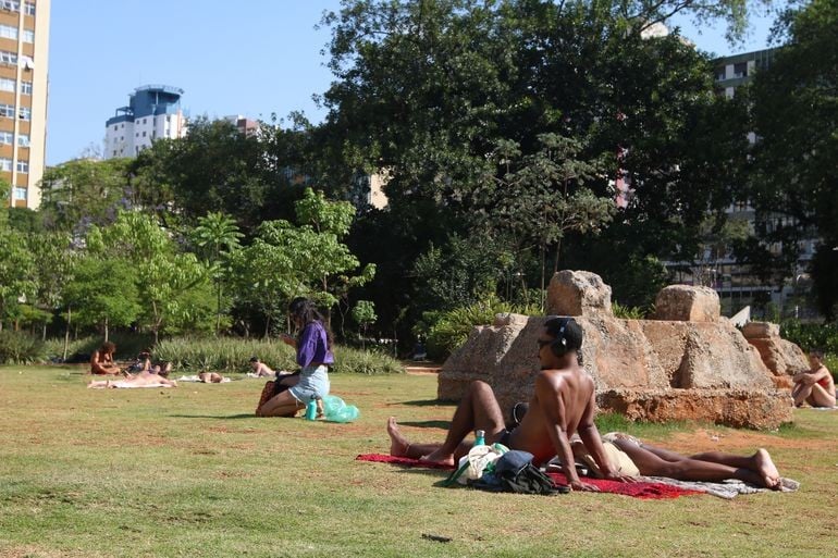 Pessoas tomando sol no Parque Augusta