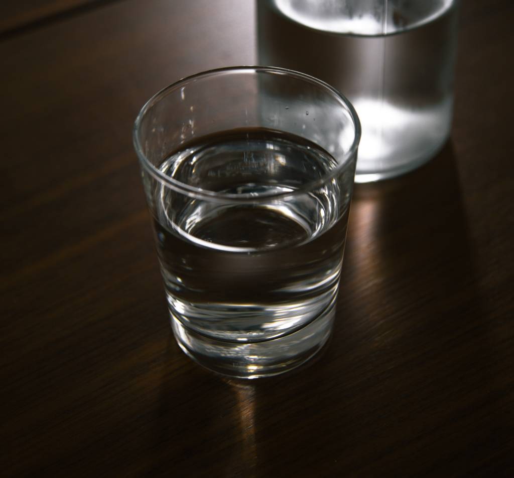 um copo de água