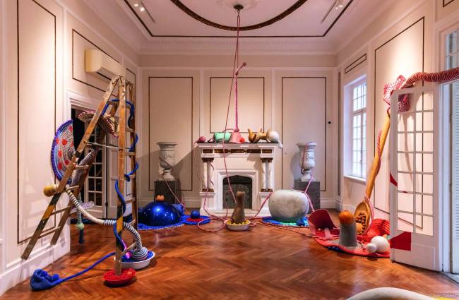 Exposição em palacete no Higienópolis ocupa espaço com instalação única