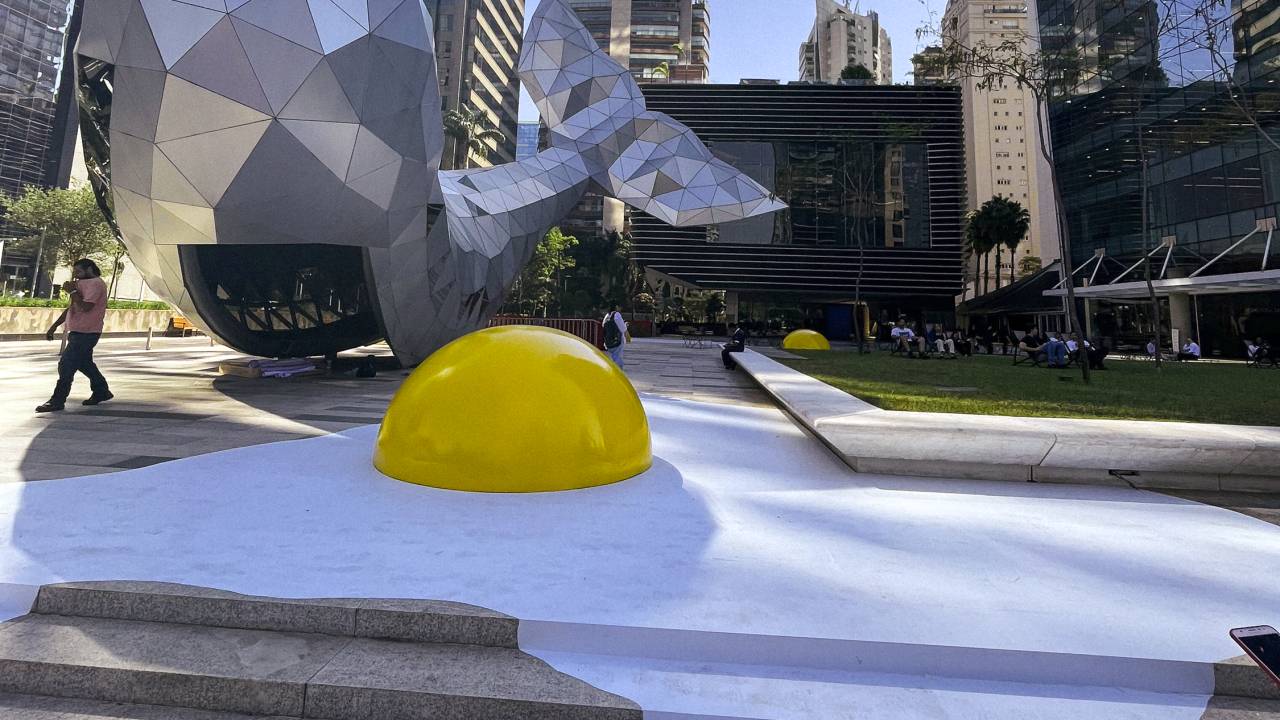 um ovo frito gigante esparramado pelo chão em uma praça