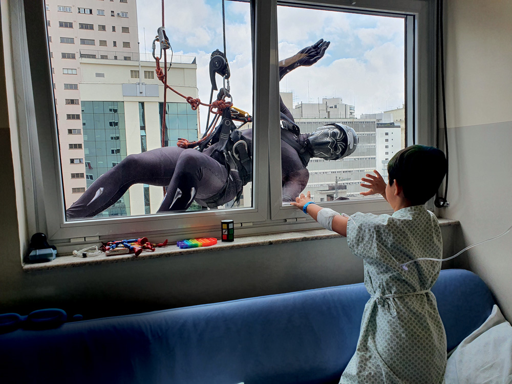 Pelo vidro: Miguel se veste de Pantera Negra e aparece nas janelas