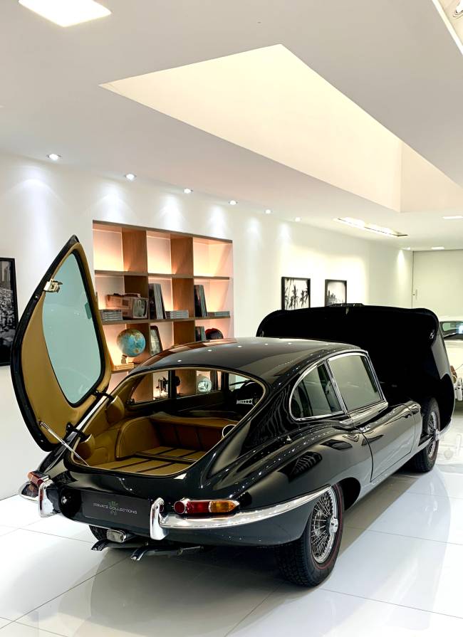 Imagem mostra carro com porta-malas aberto dentro de loja na Oscar Freire
