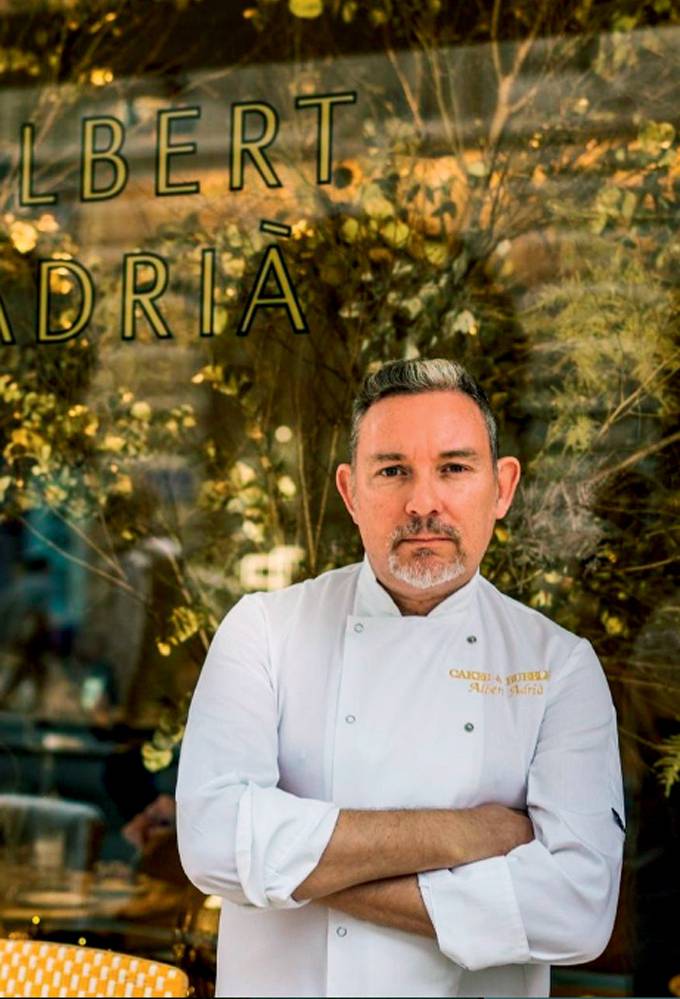 Retrato de um homem branco e grisalho com braços cruzados.