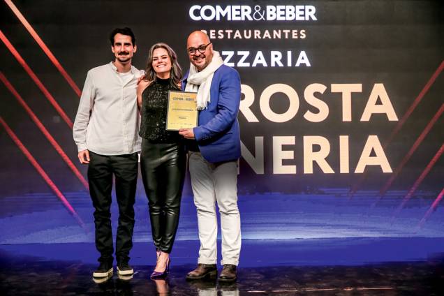 Diego Chiappero e Diego Sacilotto, da La Crosta Forneria, com Maria Cândida ao centro: pizzaria premiada