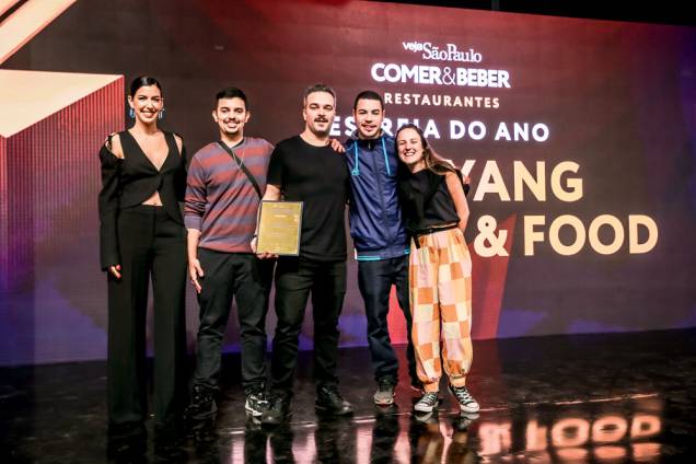 Camila Coutinho com o chef Maurício Santi (com a placa) mais Alef, Gabriel e Julia, da equipe do Ping Yang: estreia do ano